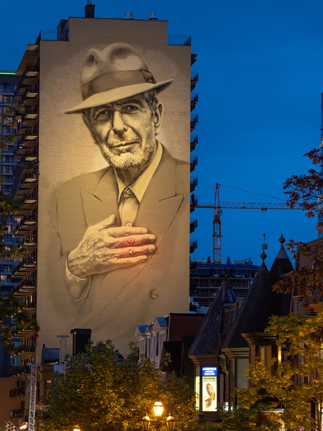 L'imposante murale de Leonard Cohen est maintenant illuminée la nuit au  centre-ville