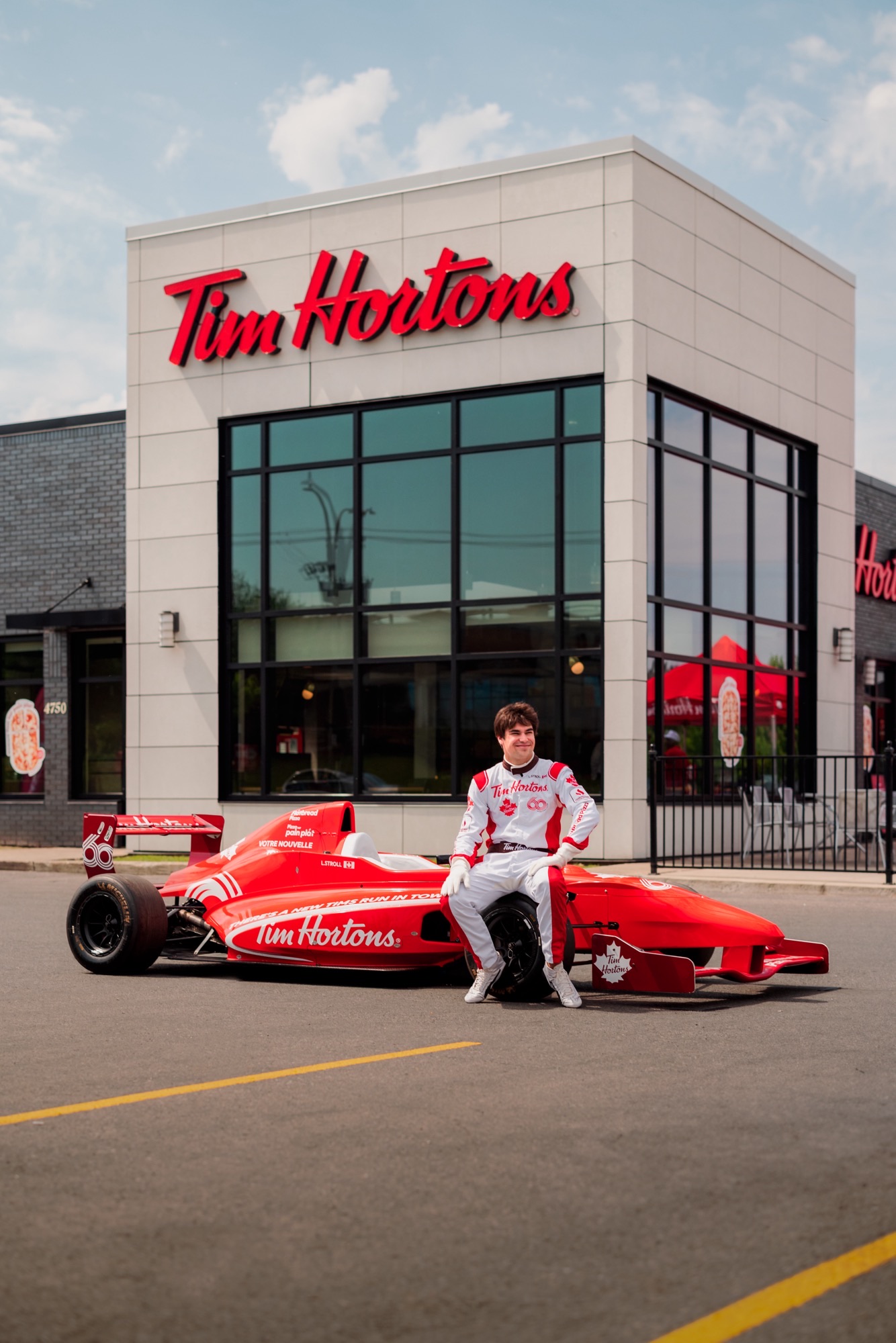 Lance Stroll au service à l’auto chez Tim Hortons