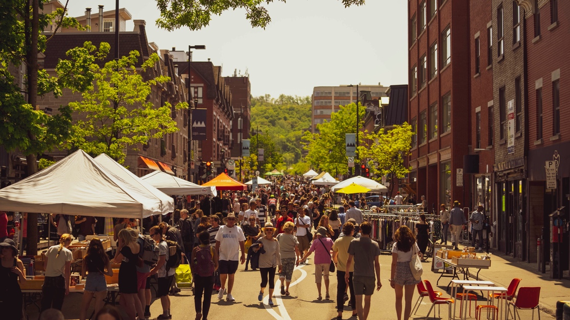 Dernière vente trottoir de la saison estivale sur l’avenue Mont-Royal